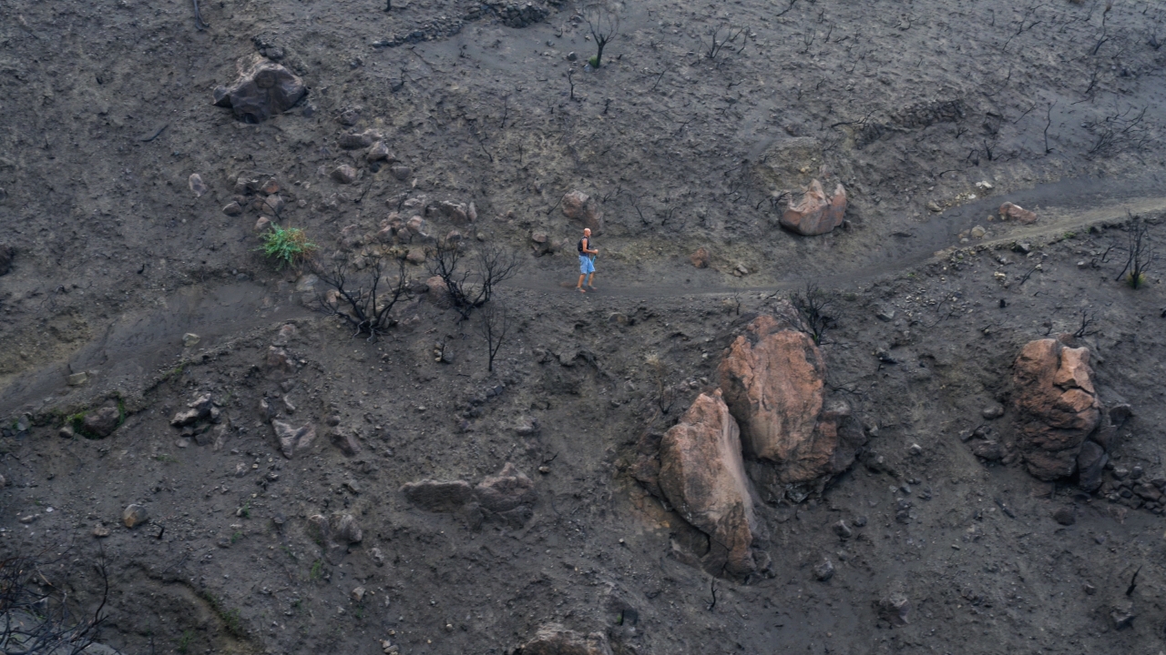 Tra immagini d'archivio, intelligenza artificiale e videogame, 'Aeolus' racconta amaramente il terribile incendio che ha devastato Stromboli