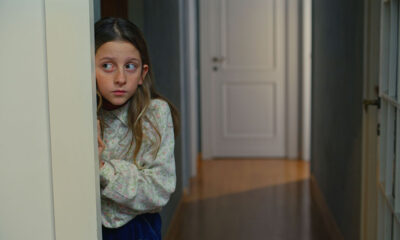 In 'E se mio Padre', una bambina scopre i segreti del padre nell’Italia degli anni di piombo tra mistero e adolescenza.