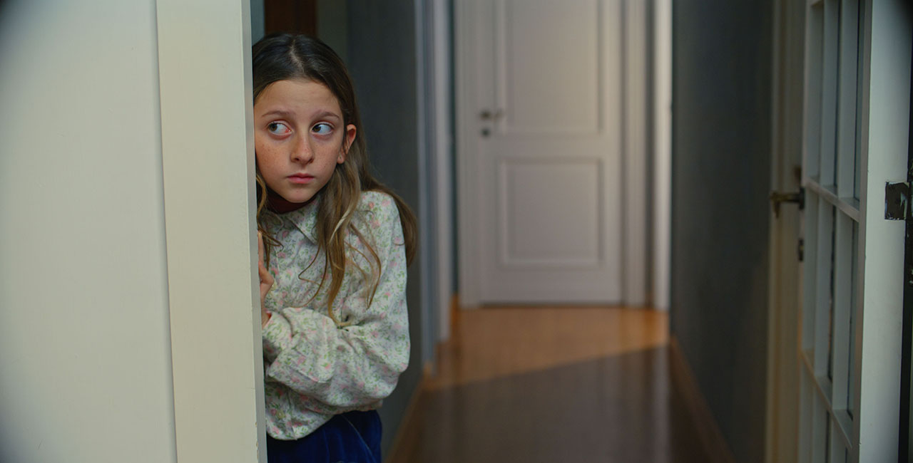 In 'E se mio Padre', una bambina scopre i segreti del padre nell’Italia degli anni di piombo tra mistero e adolescenza.