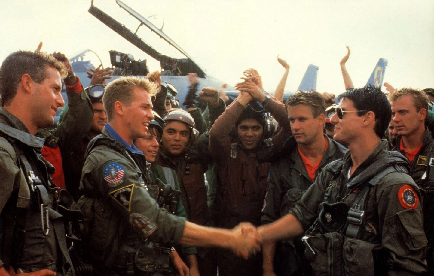 Top gun: Val Kilmer e Tom Cruise in una scena del film.