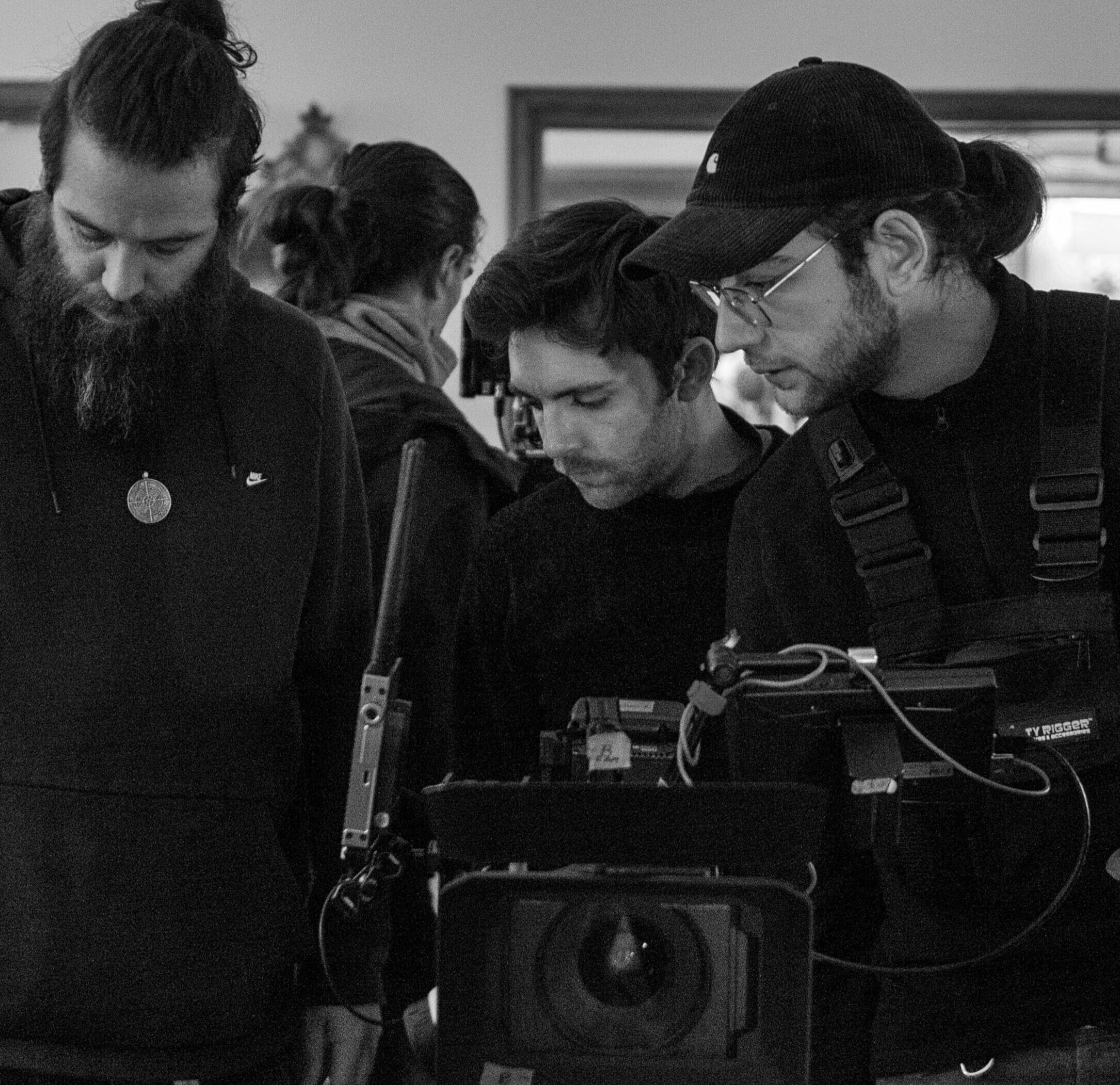 Intervista ad Alessandro Prato su Un cane miagola un gatto abbaia, cortometraggio con Loretta Goggi tra distopia e critica sociale.