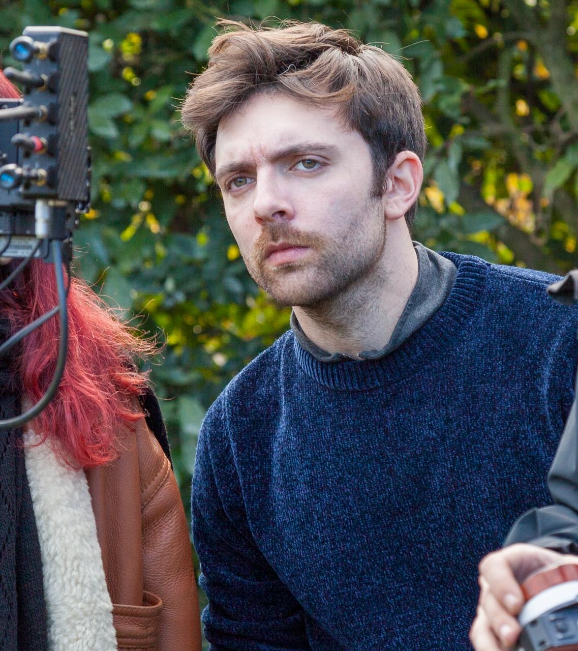 Intervista ad Alessandro Prato su Un cane miagola un gatto abbaia, cortometraggio con Loretta Goggi tra distopia e critica sociale.