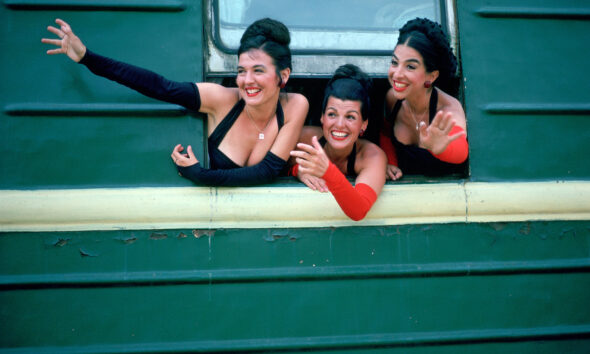 La Berlinale 2026 presenta il poster ufficiale e la retrospettiva “Lost in the 90s”. Dal 12 al 22 febbraio a Berlino, con restauri, omaggi e cinema d’autore.