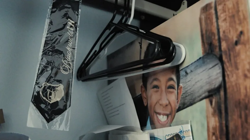 Il dettaglio di una camera da letto fotografata da Lou Bopp