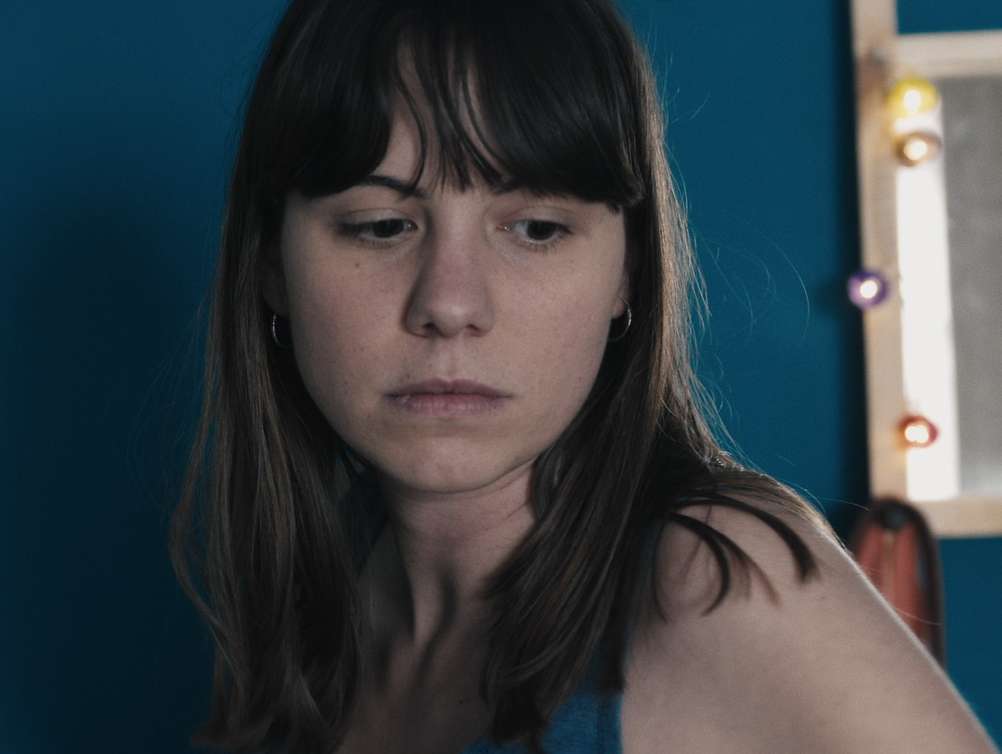 Un cortometraggio di sei minuti che trasforma un vestito ritrovato in un viaggio emotivo tra memoria, assenza e suggestione visiva