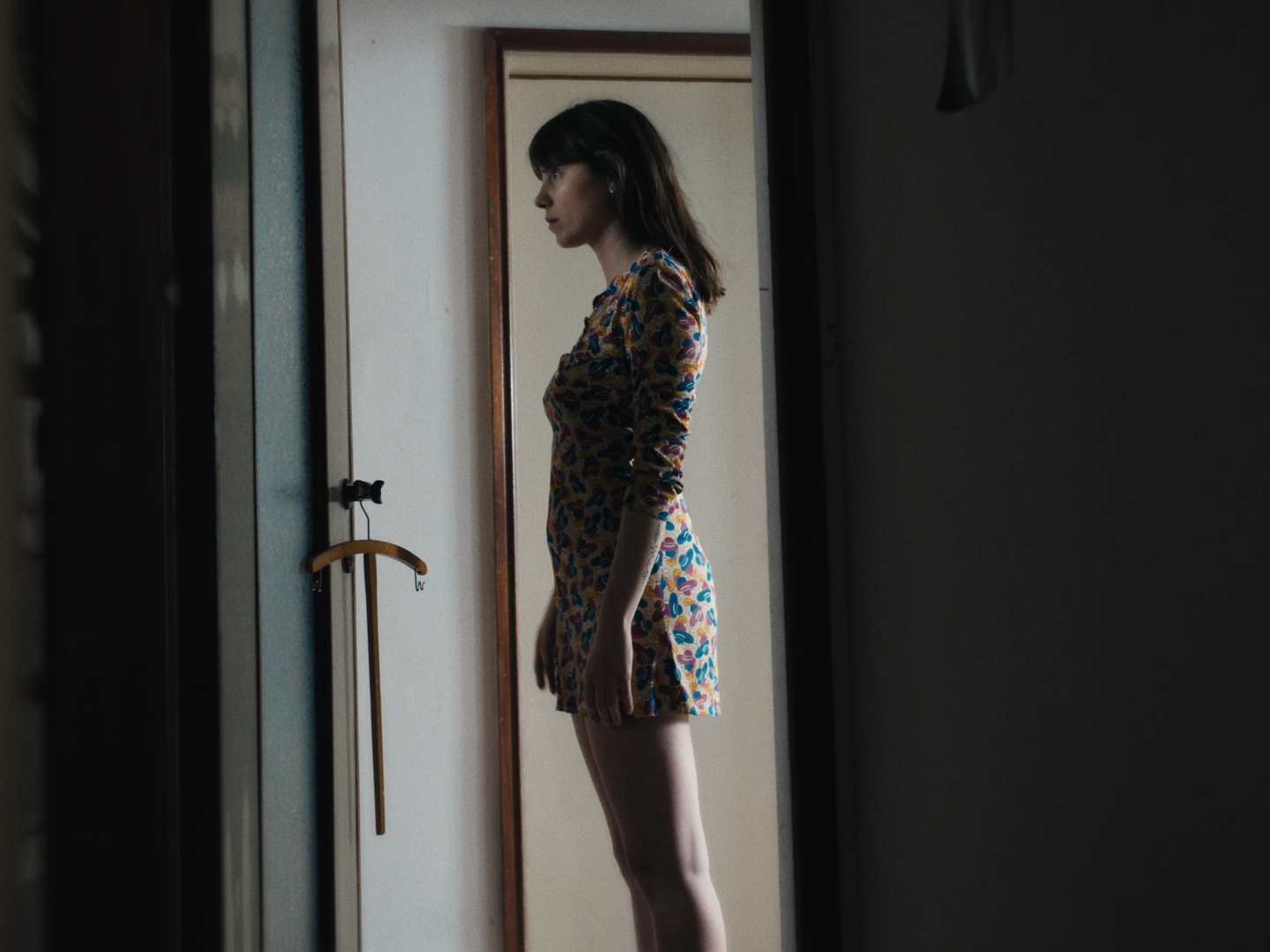 Un cortometraggio di sei minuti che trasforma un vestito ritrovato in un viaggio emotivo tra memoria, assenza e suggestione visiva