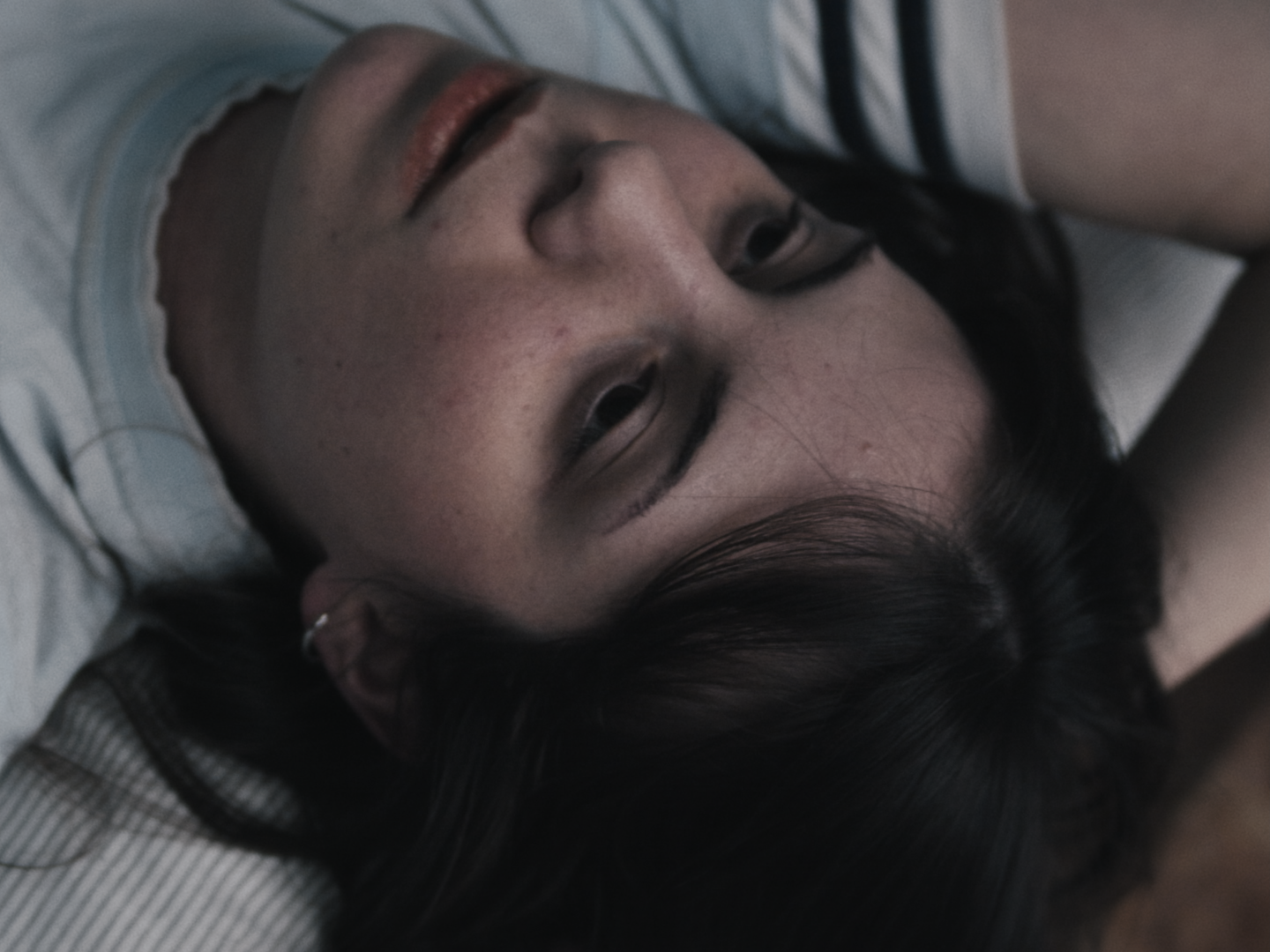 Un cortometraggio di sei minuti che trasforma un vestito ritrovato in un viaggio emotivo tra memoria, assenza e suggestione visiva