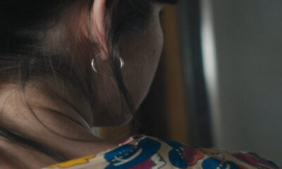 Un cortometraggio di sei minuti che trasforma un vestito ritrovato in un viaggio emotivo tra memoria, assenza e suggestione visiva