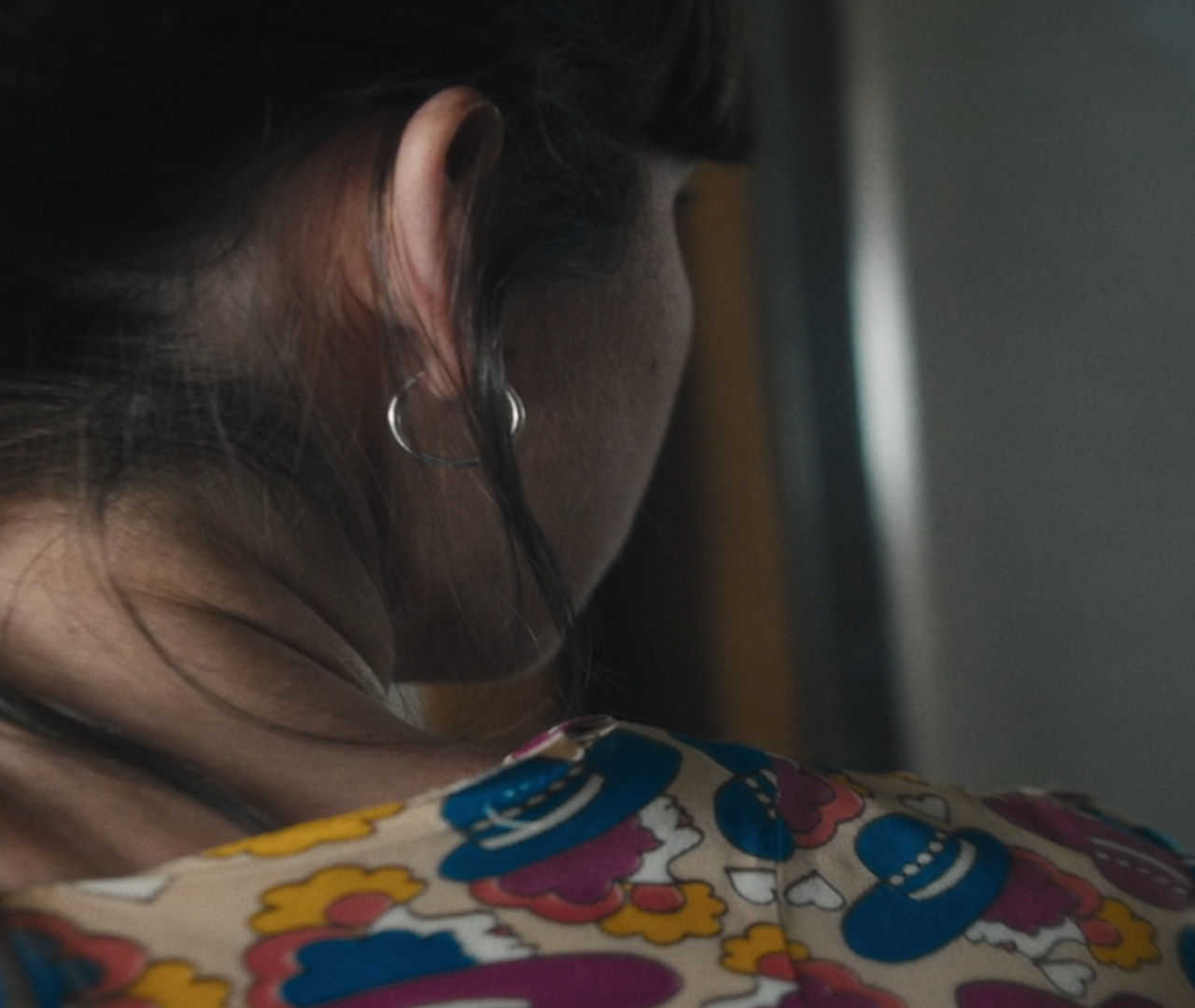 Un cortometraggio di sei minuti che trasforma un vestito ritrovato in un viaggio emotivo tra memoria, assenza e suggestione visiva