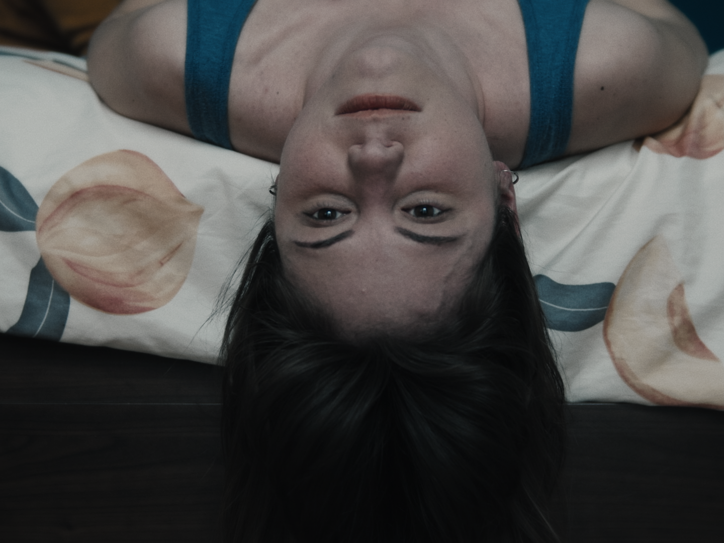 Un cortometraggio di sei minuti che trasforma un vestito ritrovato in un viaggio emotivo tra memoria, assenza e suggestione visiva