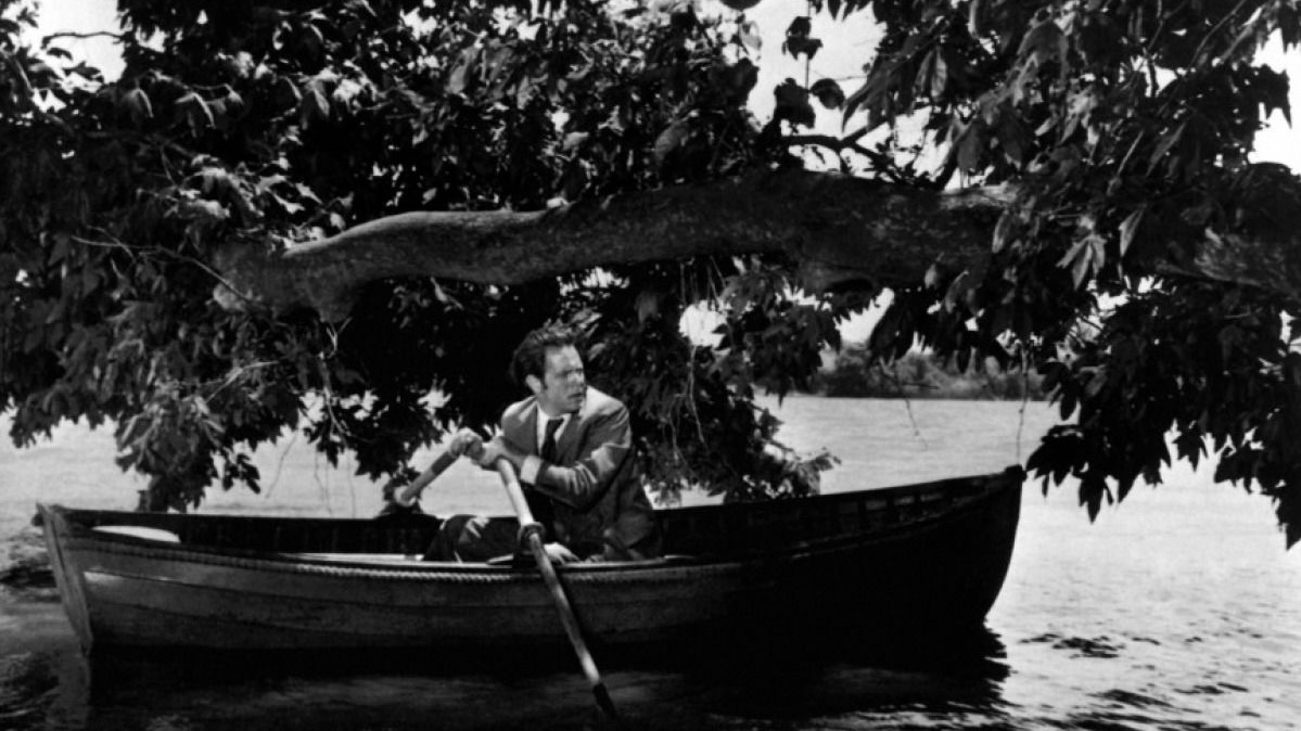 Uno scrittore uccide la cameriera e tenta di nascondere il corpo nel fiume, ma la bassa marea rivela il suo crimine e fa precipitare tutto