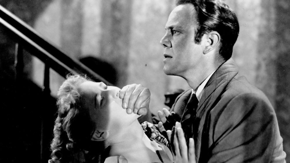 Uno scrittore uccide la cameriera e tenta di nascondere il corpo nel fiume, ma la bassa marea rivela il suo crimine e fa precipitare tutto