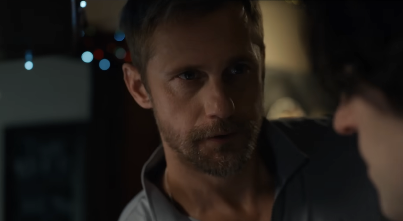 "Pillion – Amore senza freni' di Harry Lighton, è una commedia romantica BDSM audace e delicata con Alexander Skarsgård e Harry Melling