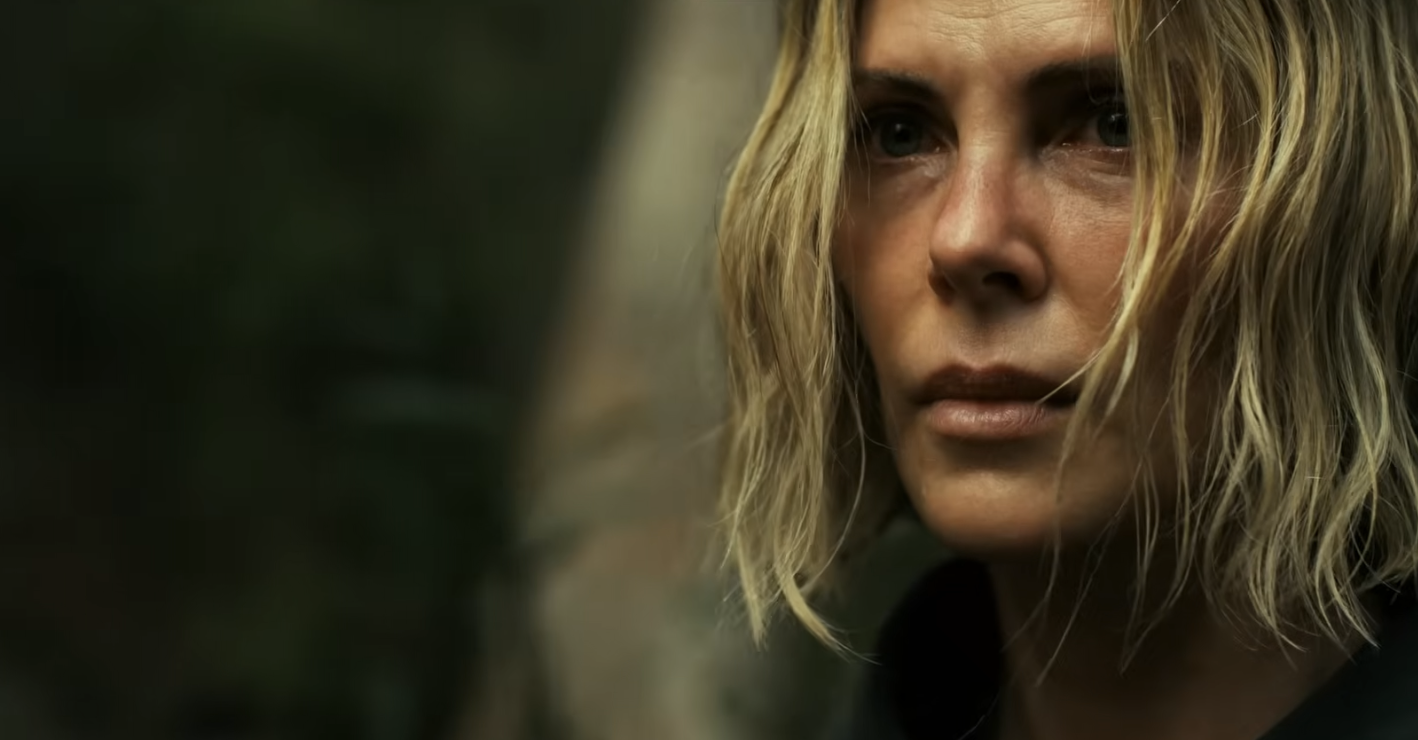 Charlize Theron lotta per sopravvivere nella wilderness australiana in 'Apex', il nuovo thriller Netflix. Trailer e uscita il 24 aprile.