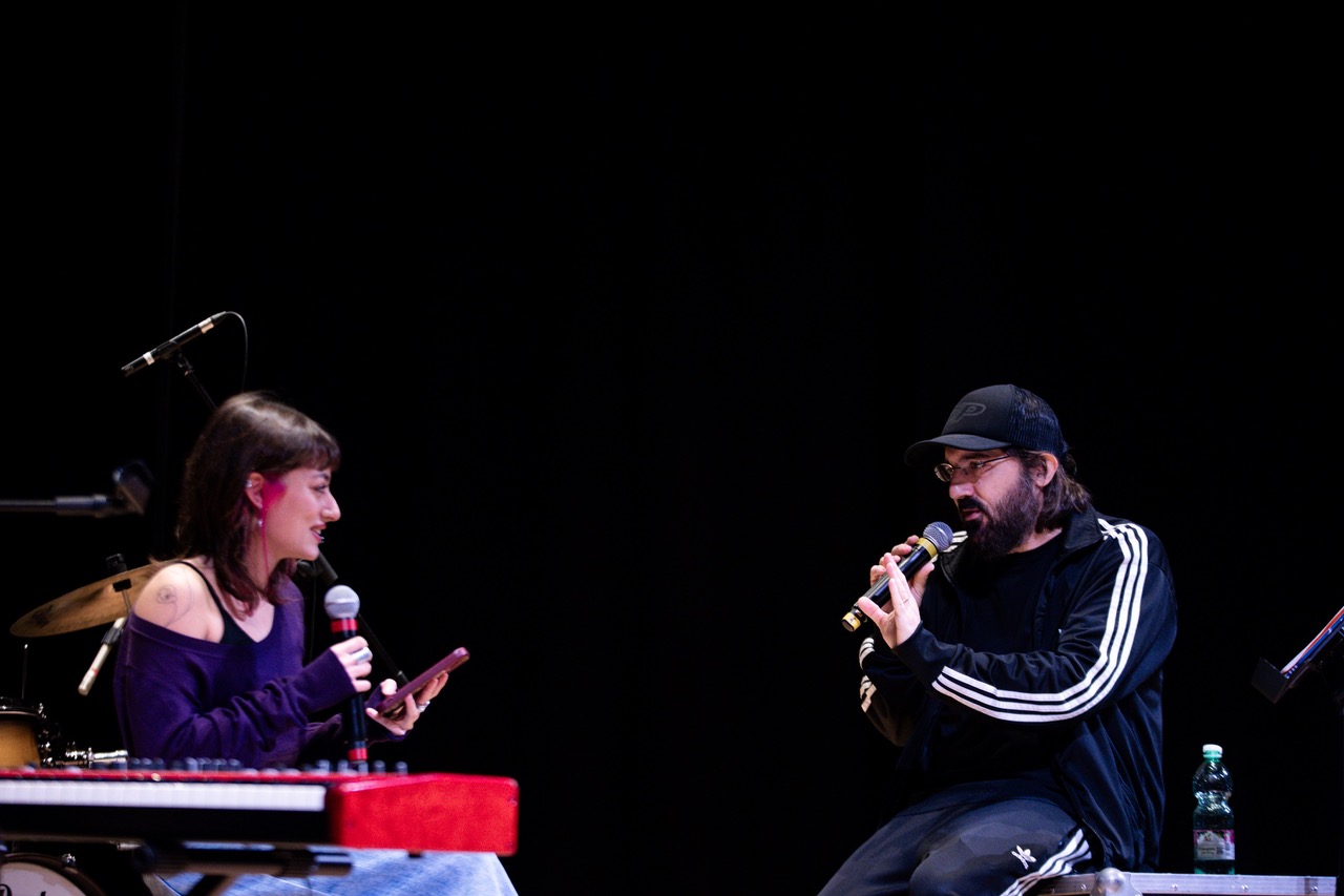 Il cantautore e rapper al Teatro Palladium aiuta gli studenti a esprimere se stessi tramite musica e parole con i Progetti Scuola ABC