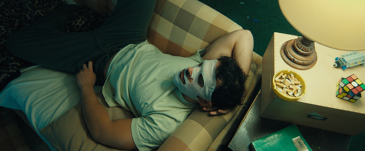 Intervista ad Alessandro Prato su Un cane miagola un gatto abbaia, cortometraggio con Loretta Goggi tra distopia e critica sociale.