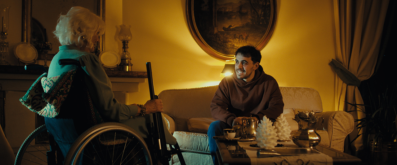 Intervista ad Alessandro Prato su Un cane miagola un gatto abbaia, cortometraggio con Loretta Goggi tra distopia e critica sociale.