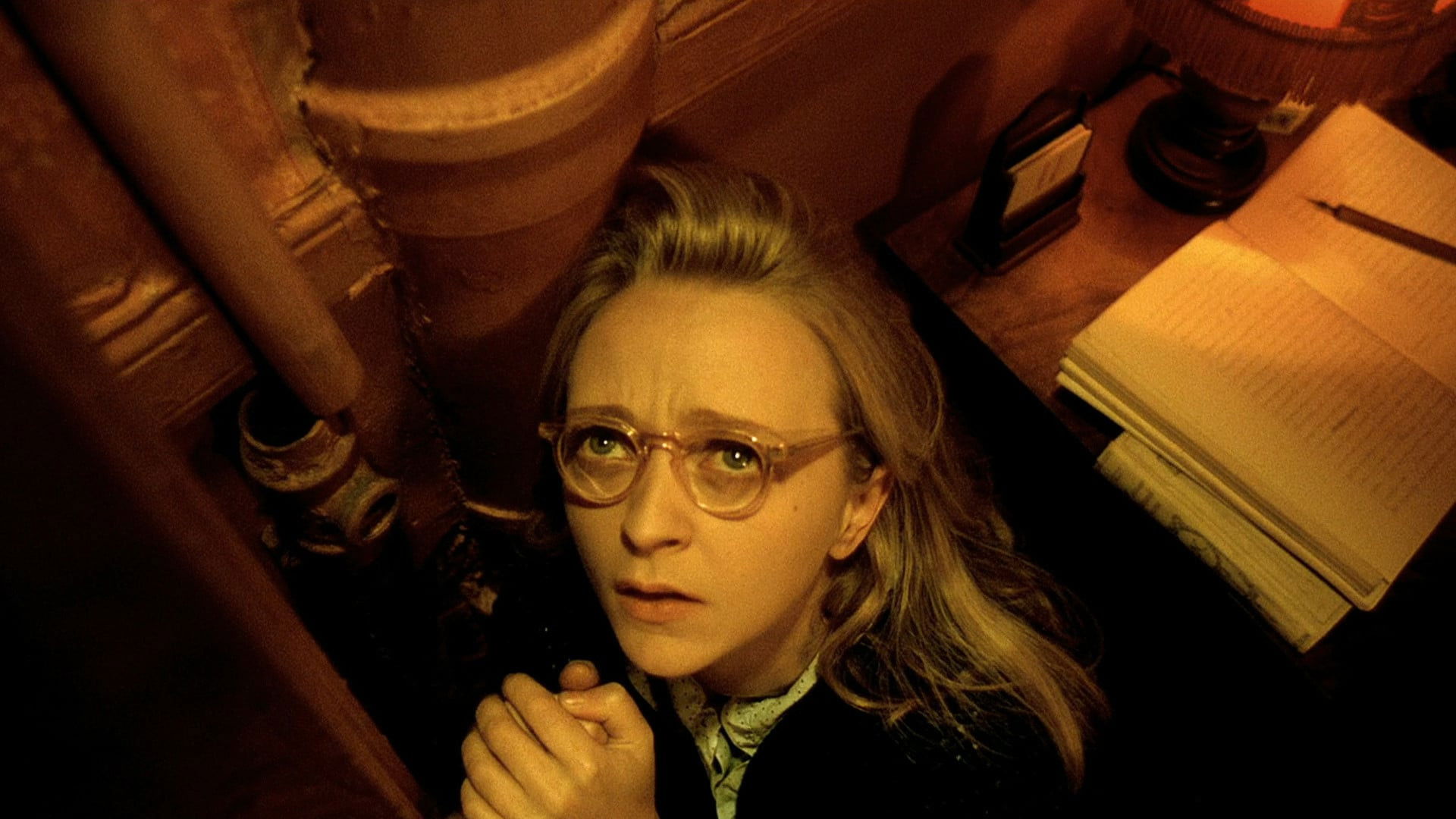 Delicatessen di Jeunet e Caro: il film cult che unisce humour nero, atmosfera post-apocalittica e un’estetica visiva diventata iconica.