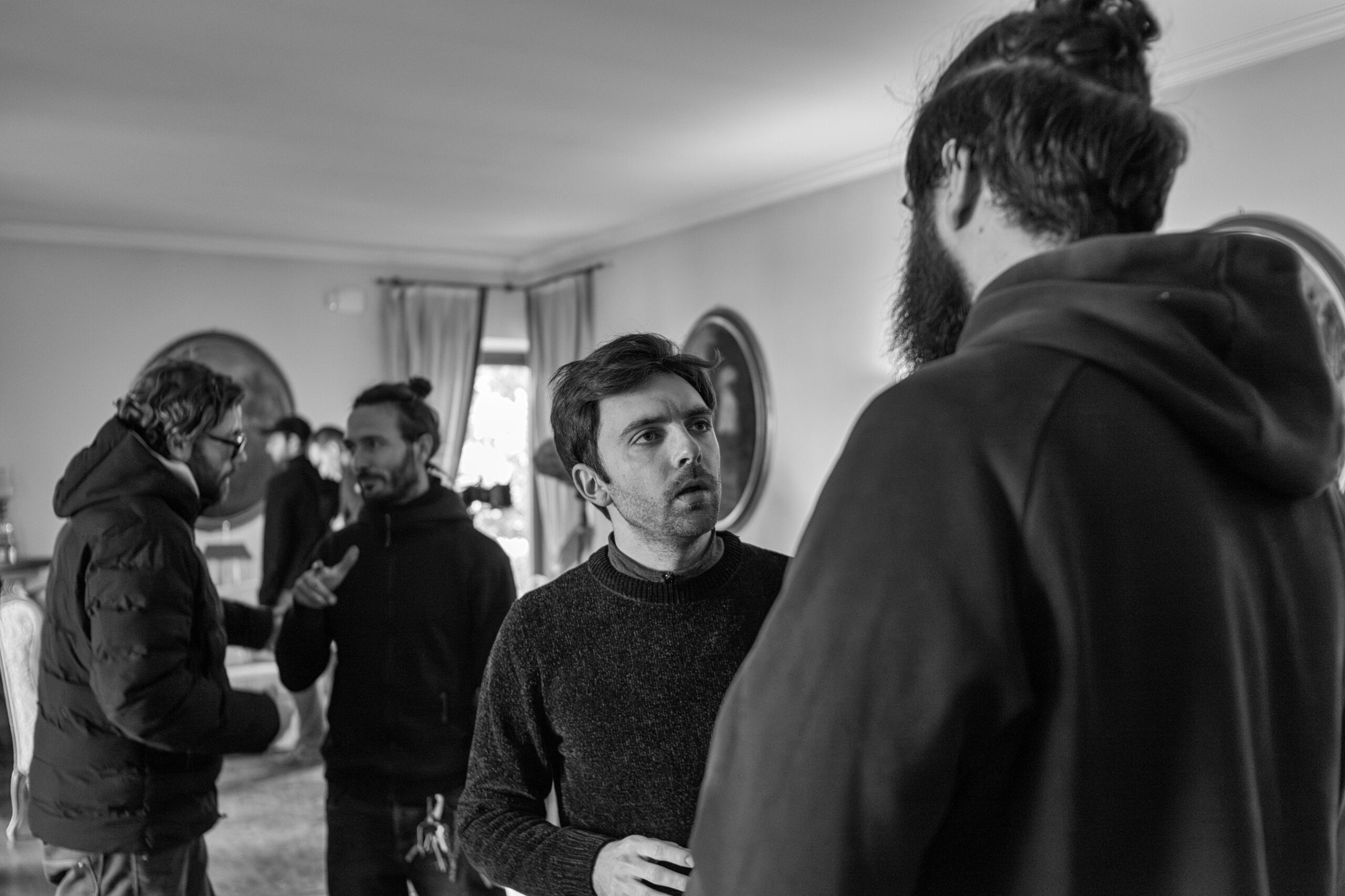 Intervista ad Alessandro Prato su Un cane miagola un gatto abbaia, cortometraggio con Loretta Goggi tra distopia e critica sociale.