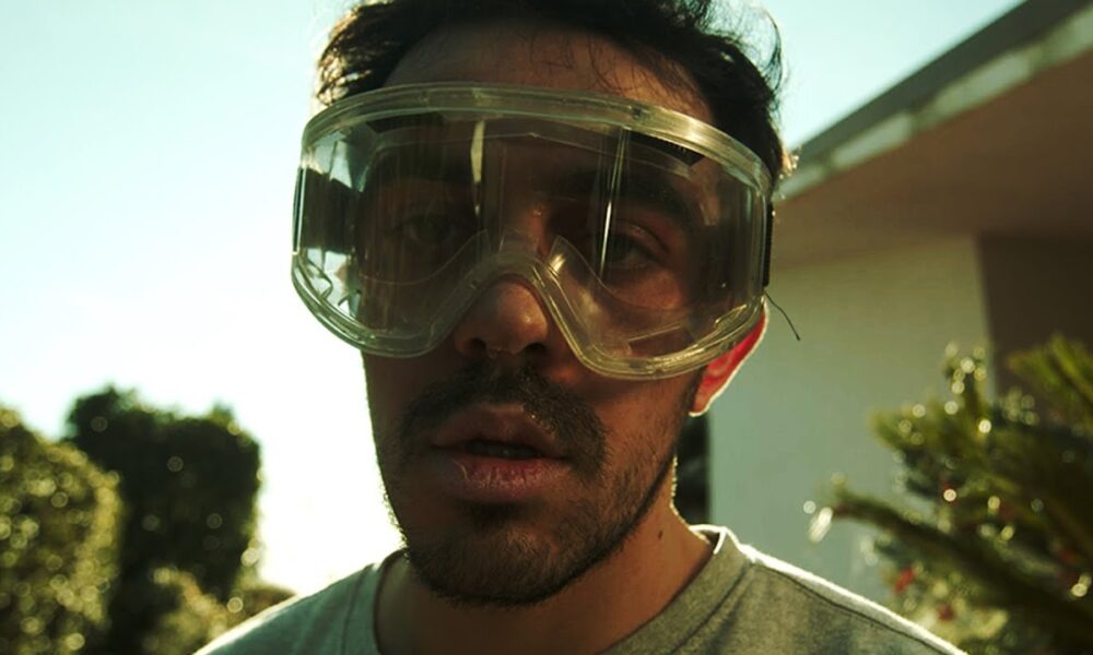 Intervista ad Alessandro Prato su Un cane miagola un gatto abbaia, cortometraggio con Loretta Goggi tra distopia e critica sociale.