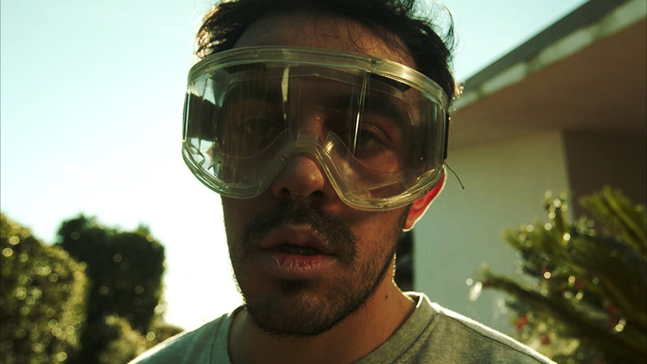 Intervista ad Alessandro Prato su Un cane miagola un gatto abbaia, cortometraggio con Loretta Goggi tra distopia e critica sociale.