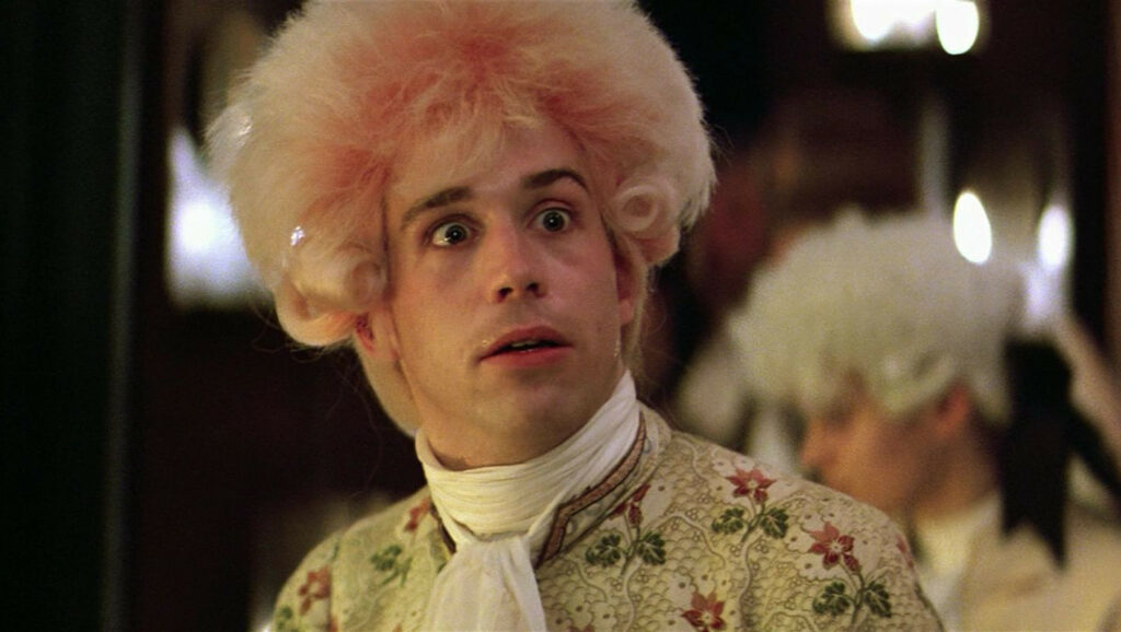 In 'Amadeus', il capolavoro di Miloš Forman, è la musica di Mozart a dettare il ritmo del cult, che vive attraverso di essa e la adora