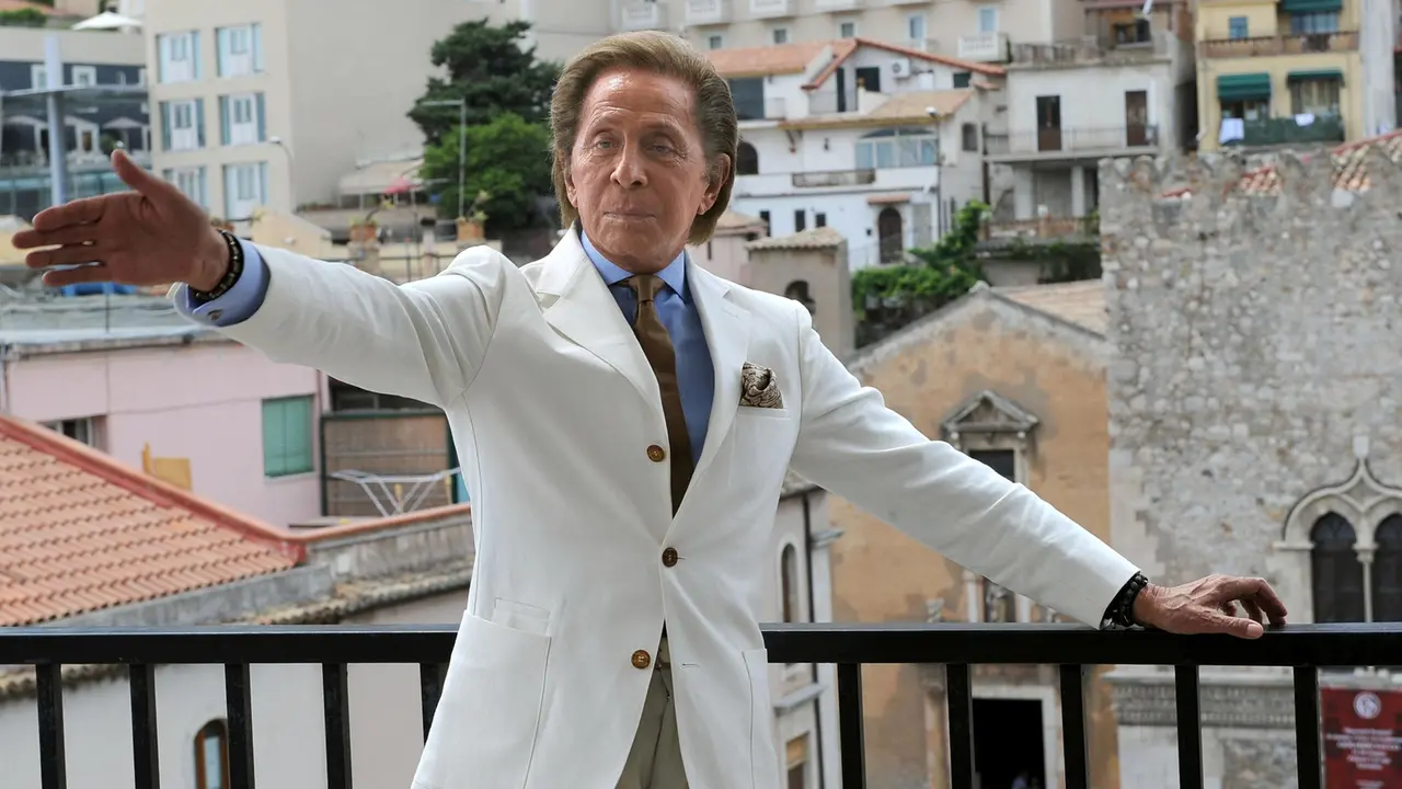 Addio a Valentino Garavani. Fondatore di Maison Valentino e stilista di Elizabeth Taylor e Jackie Kennedy, aveva 93 anni