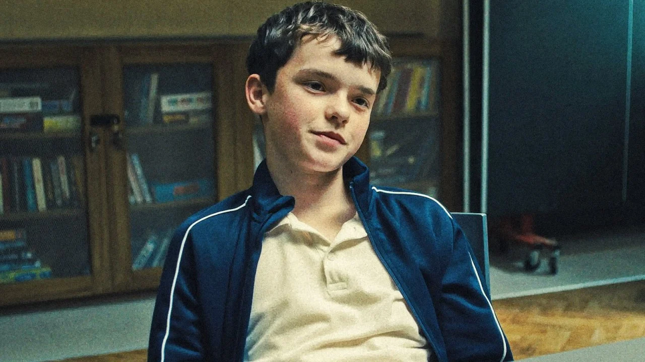 Premiata dal Golden Globe nel 2026, la miniserie 'Adolescence' su Netflix dice tanto quanto mostra. E torna ancora a far discutere