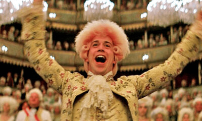 In 'Amadeus', il capolavoro di Miloš Forman, è la musica di Mozart a dettare il ritmo del cult, che vive attraverso di essa e la adora