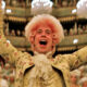 In 'Amadeus', il capolavoro di Miloš Forman, è la musica di Mozart a dettare il ritmo del cult, che vive attraverso di essa e la adora