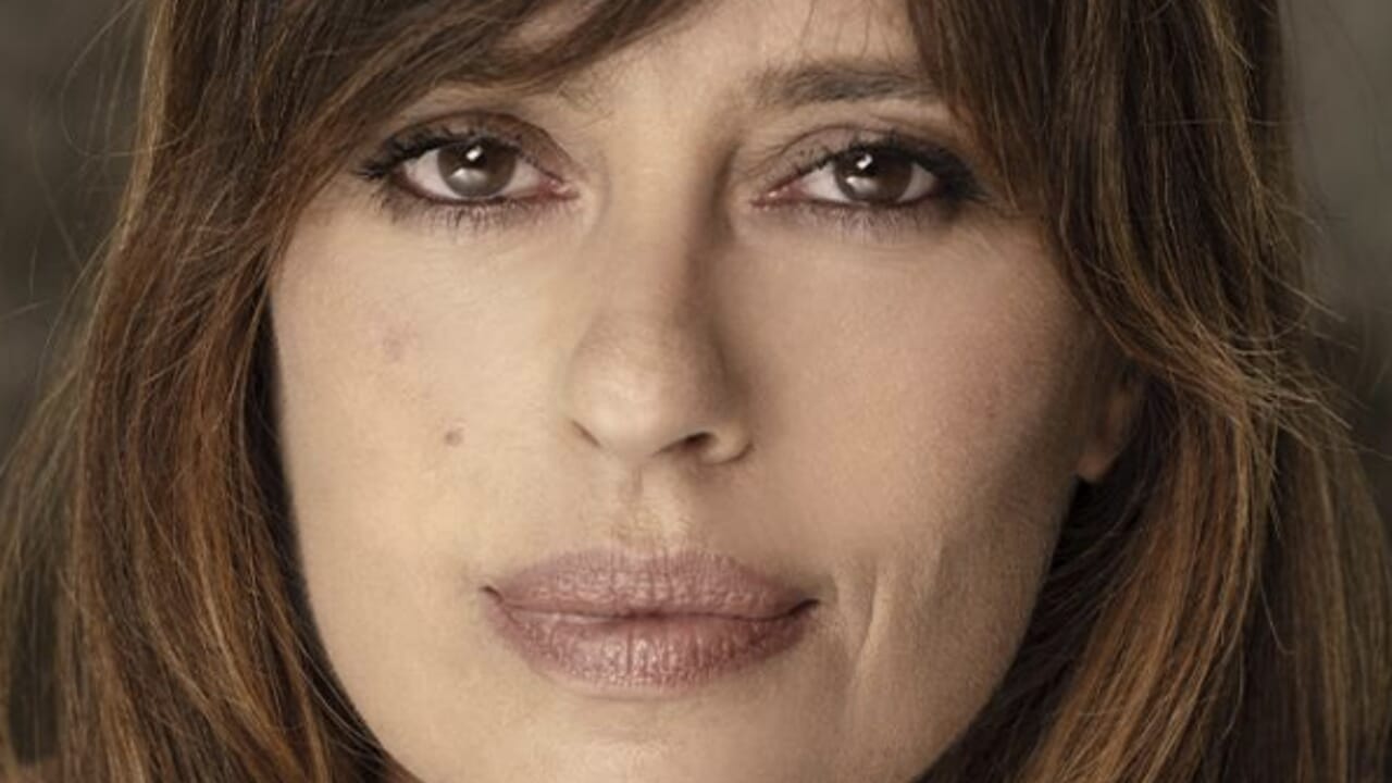 Il Sospetto, serie tv Sky fresca d'annuncio, esplora le crepe che si creano nella famiglia di Maria, crepe pericolose e piene di incertezze