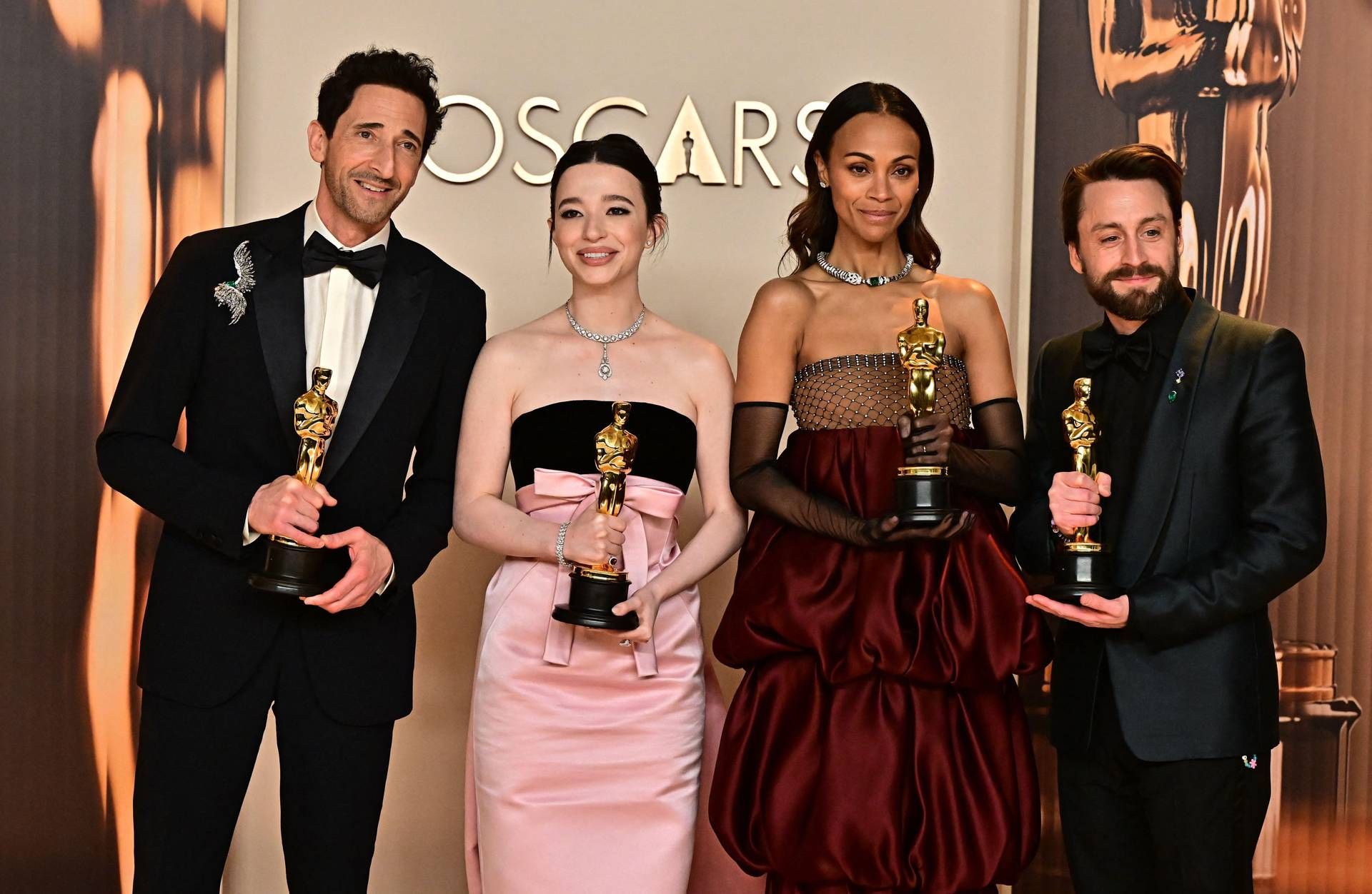 Adrien Brody, Mikey Madison, Zoe Saldaña e Kieran Culkin tornano sul palco dell’Academy per presentare i premi Oscar 2026.