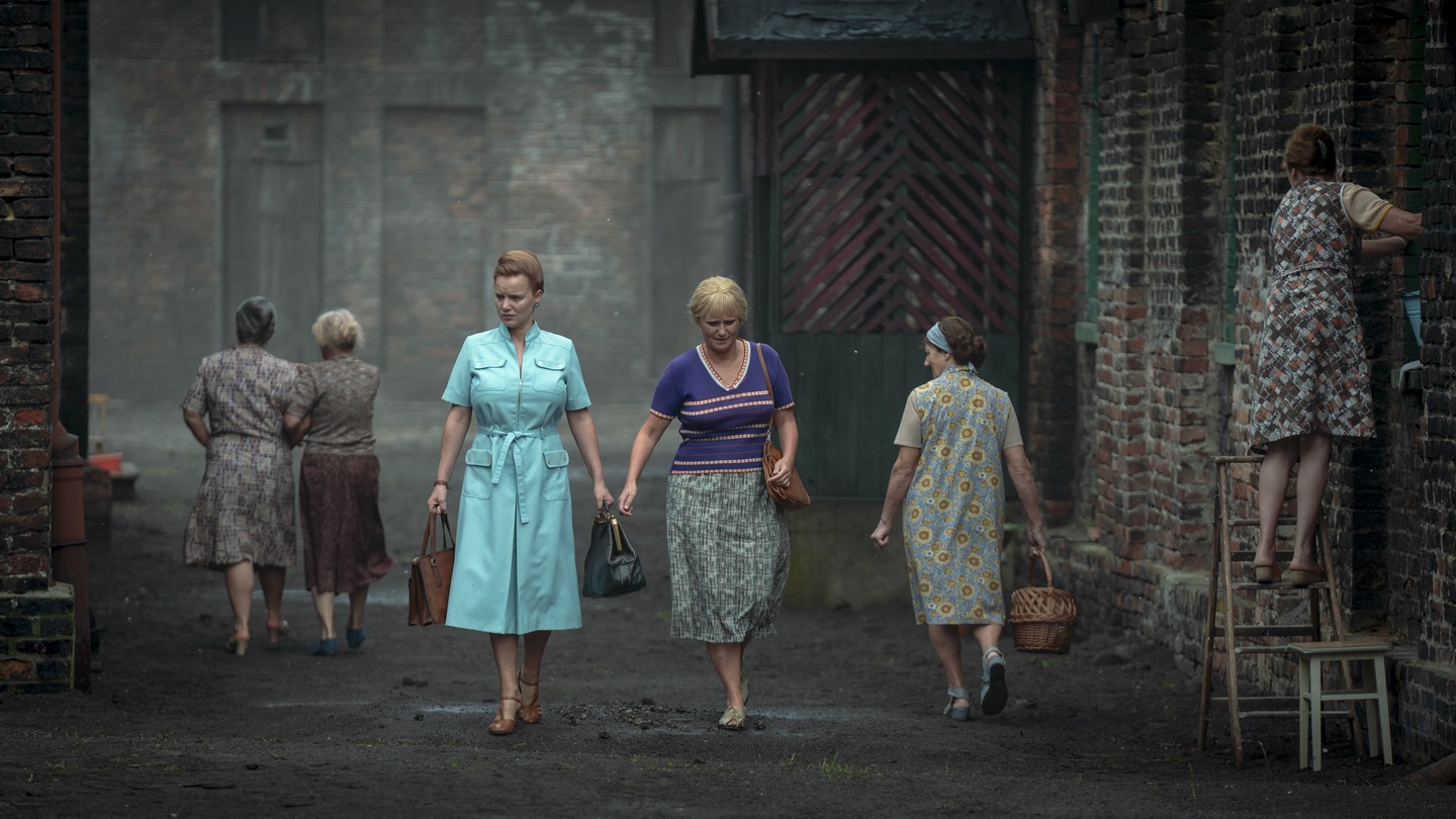 'Bambini di piombo', la serie Netflix che racconta una storia di denuncia e coraggio nella Polonia degli anni ’70, tra inquinamento e potere