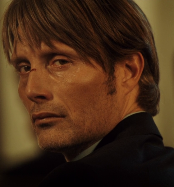 Mads Mikkelsen in: Il Sospetto