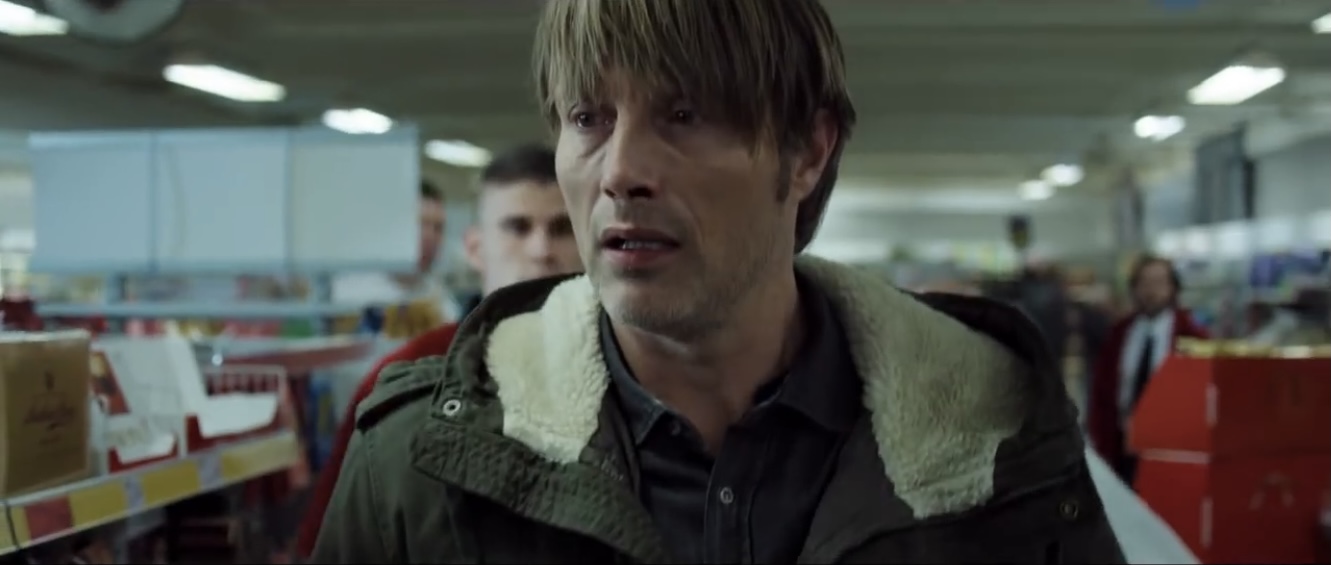 Mads Mikkelsen in: Il Sospetto