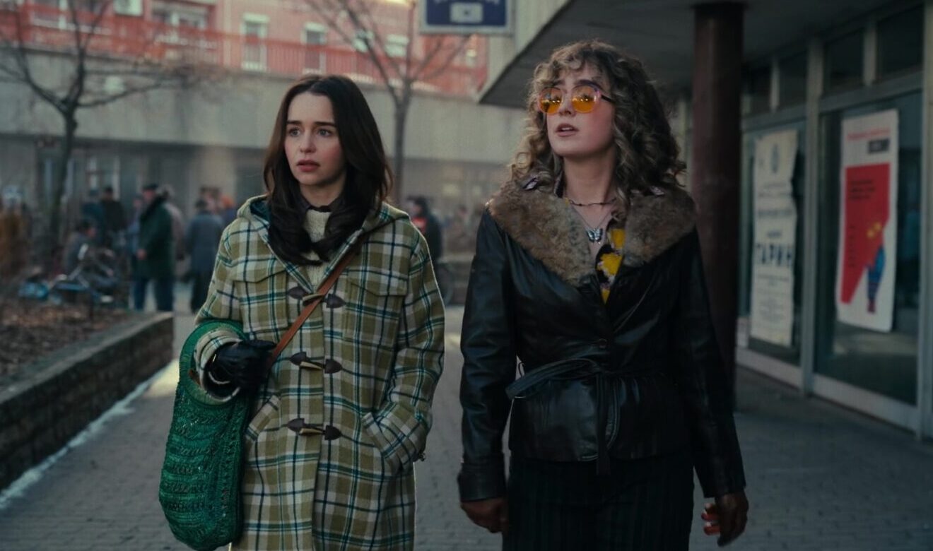 Haley Lu Richardson e Emilia Clarke in: Ponies