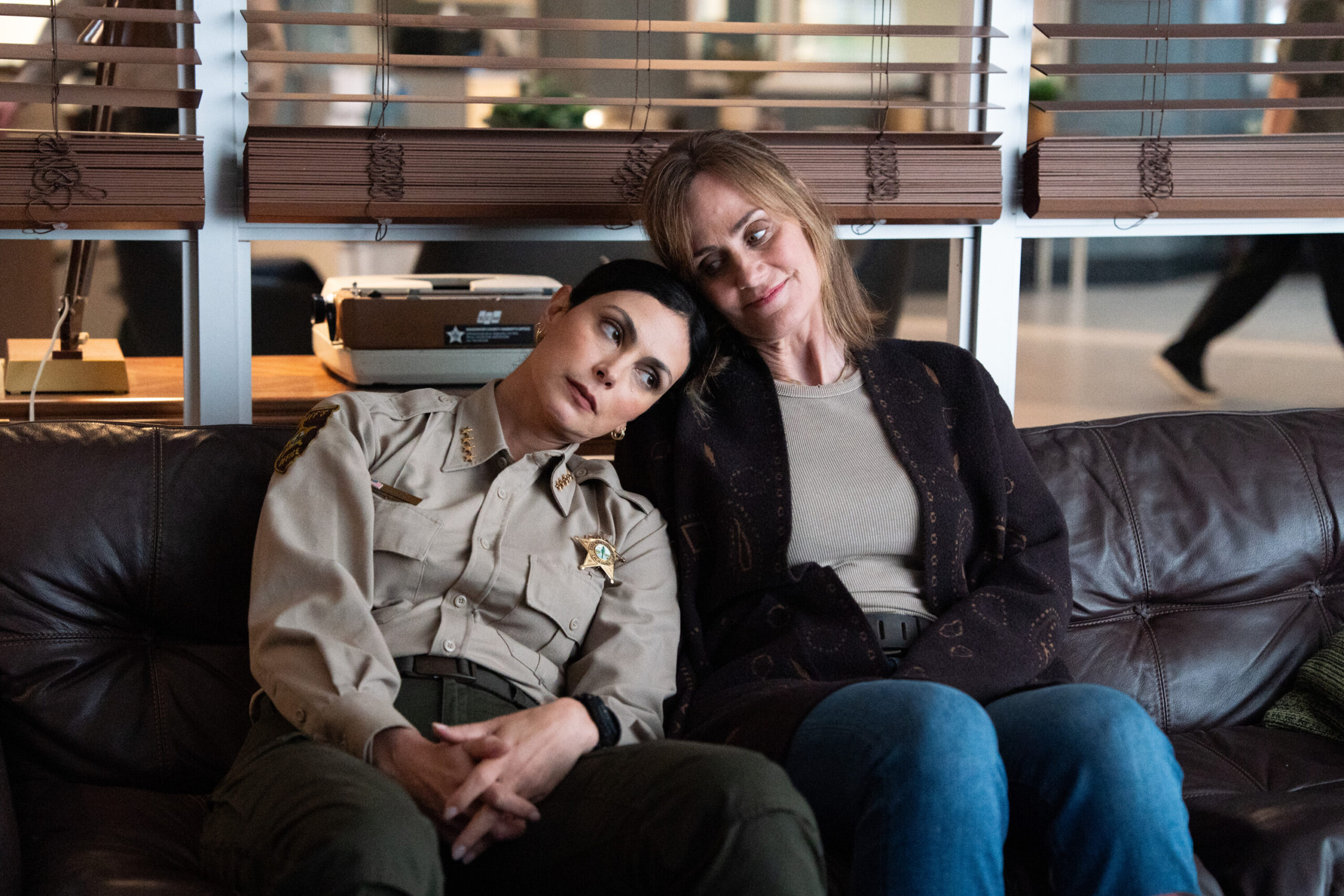 'Sheriff Country' debutta il 10 febbraio su Sky e NOW. Morena Baccarin protagonista in una serie crime tra misteri e segreti del passato.