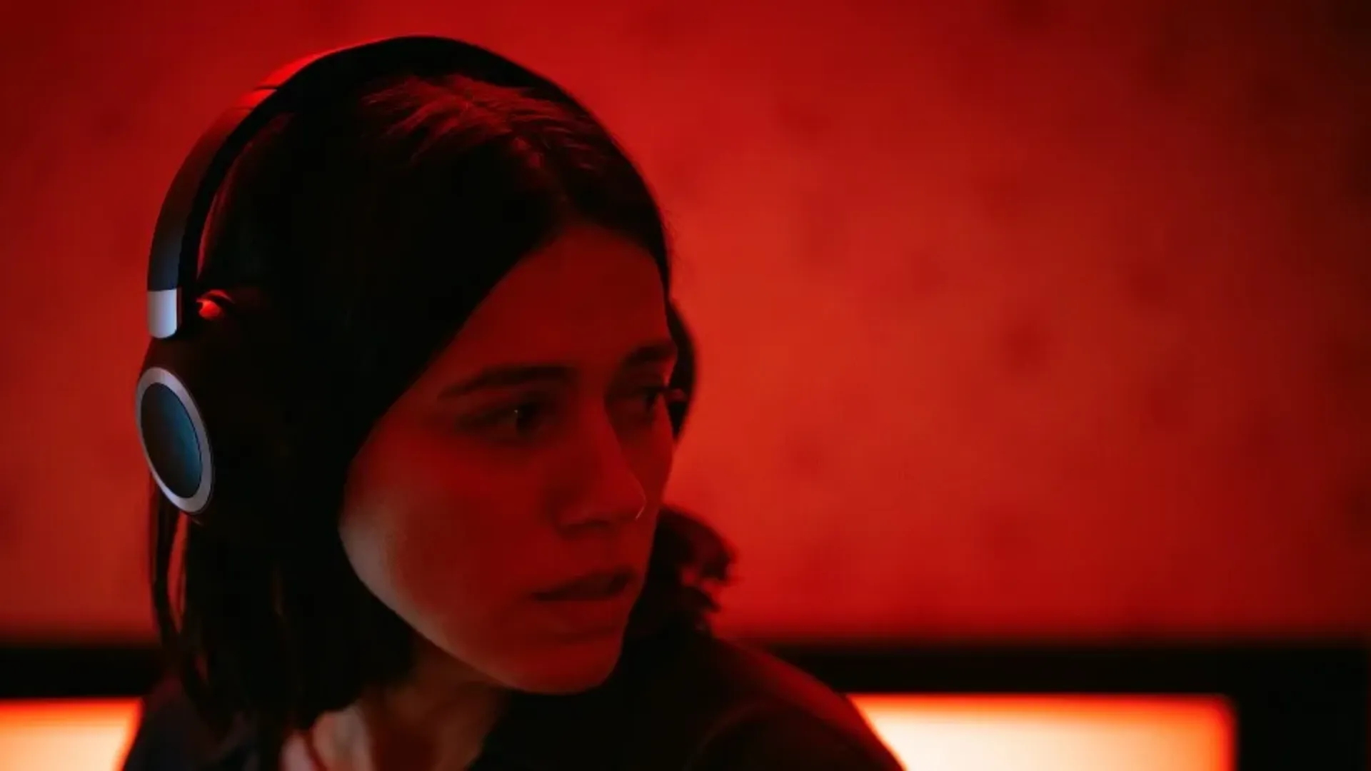 Nina Kiri in Undertone