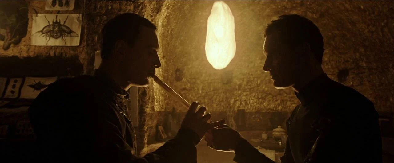 Michael Fassbender interpreta David e Walter