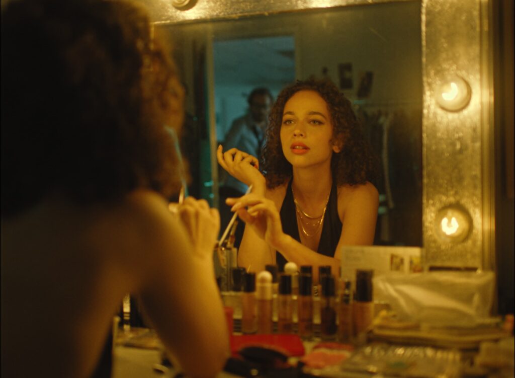 Un colloquio di lavoro come un campo di battaglia: 'Le faremo sapere' racconta l’attesa, il giudizio e l’asimmetria nel mondo del lavoro