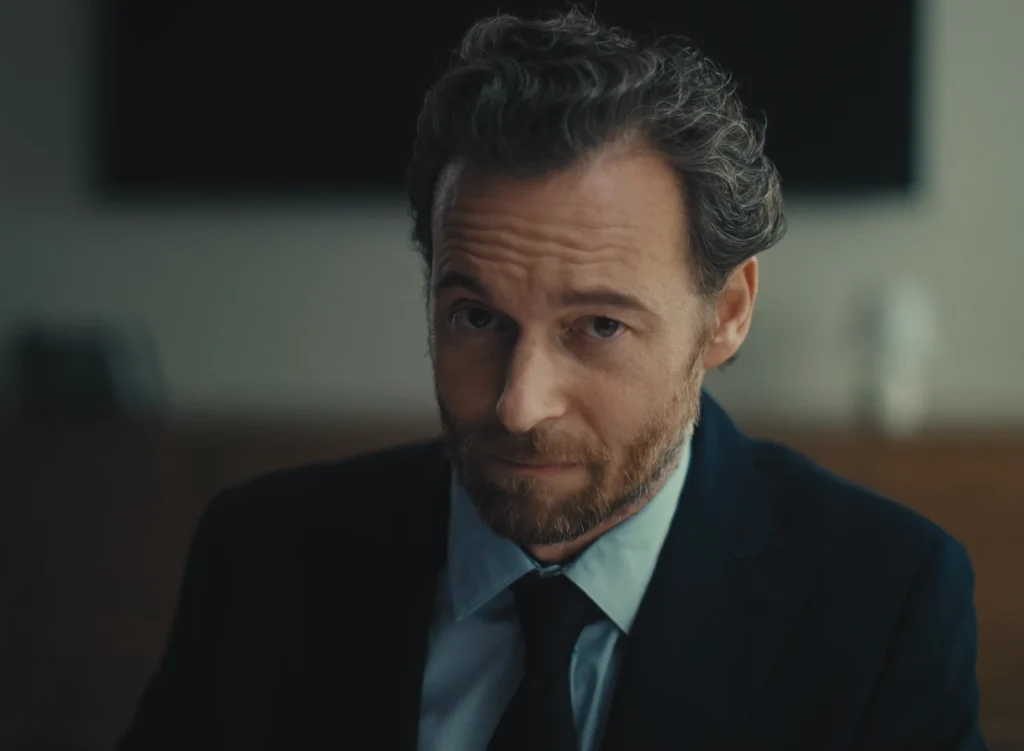 Un colloquio di lavoro come un campo di battaglia: 'Le faremo sapere' racconta l’attesa, il giudizio e l’asimmetria nel mondo del lavoro