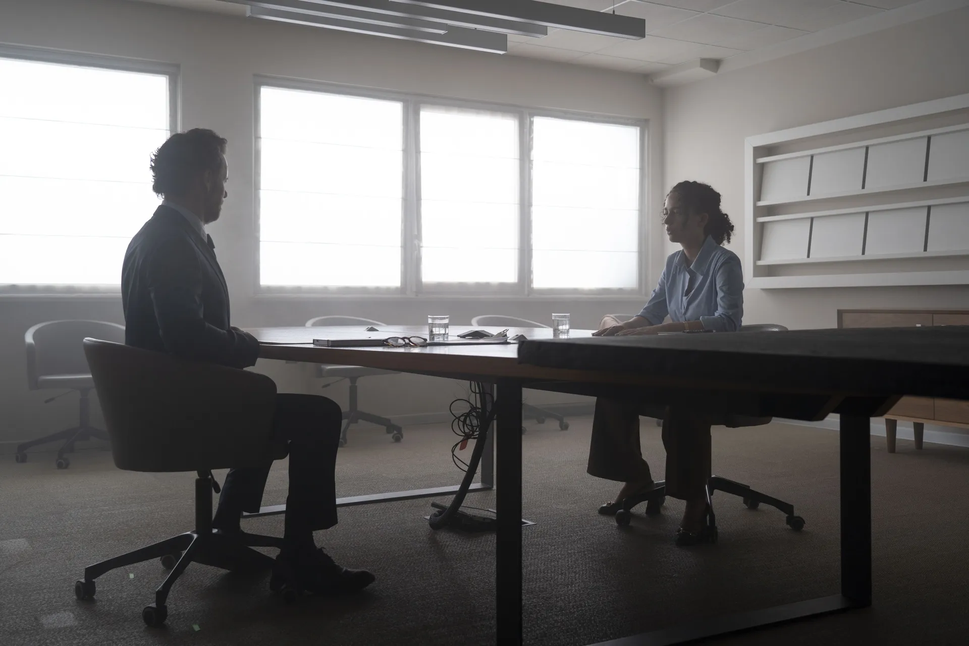 Un colloquio di lavoro come un campo di battaglia: 'Le faremo sapere' racconta l’attesa, il giudizio e l’asimmetria nel mondo del lavoro