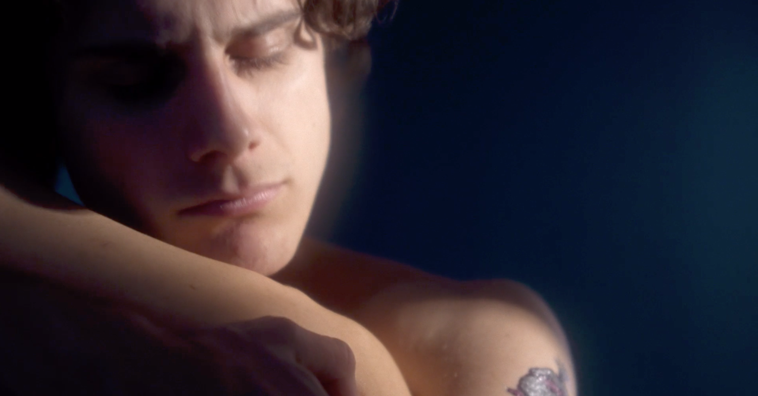 'Loris sta bene' è il secondo cortometraggio in carriera di Simone Bozzelli. Una solitudine che si parla, da sola, allo specchio