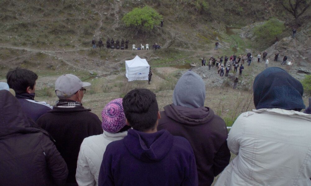 Il trailer e il poster ufficiale di ‘Nuestra Tierra’, il documentario di Lucrecia Martel presentato alla Mostra del Cinema di Venezia 2025.
