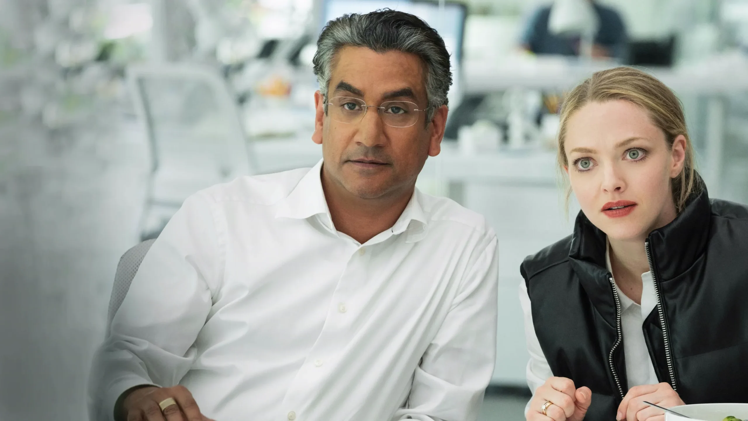 Amanda Seyfried e Naveen Andrews in The Dropout