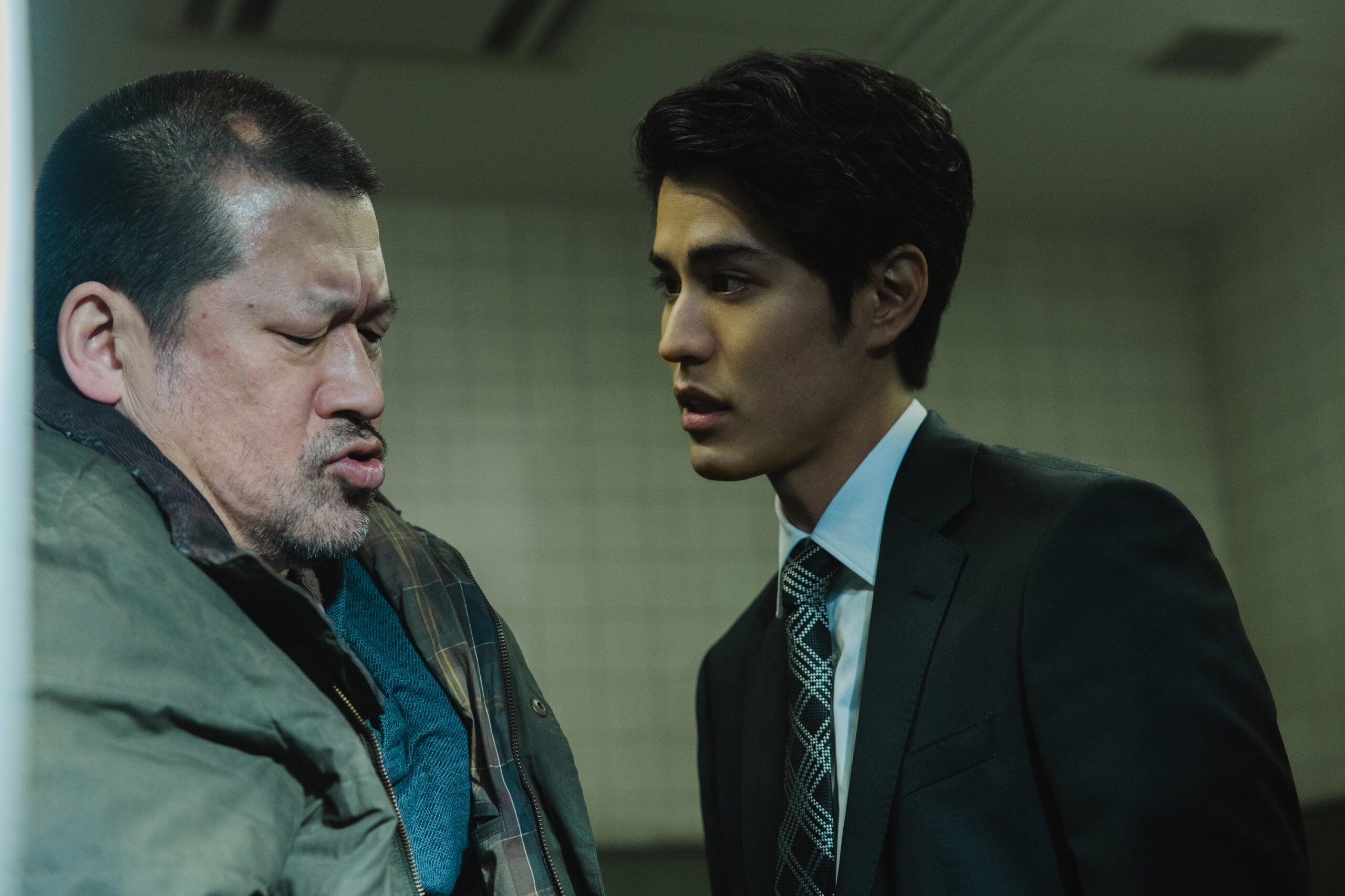 Guardare 'Suzuki=Bakudan' è come immergersi in un pericoloso gioco, dove ogni deduzione può condurre alla salvezza o alla distruzione