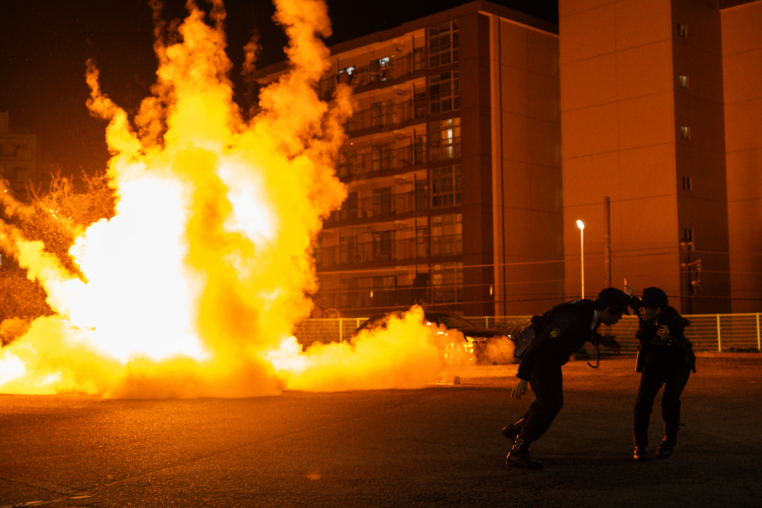 Guardare 'Suzuki=Bakudan' è come immergersi in un pericoloso gioco, dove ogni deduzione può condurre alla salvezza o alla distruzione