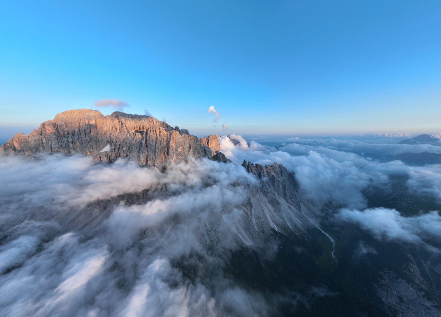 'Civetta, la parete dei sogni': uno dei nove episodi della serie 'Dolomitismo. Racconti Verticali', ideata e diretta da Emanuele Confortin