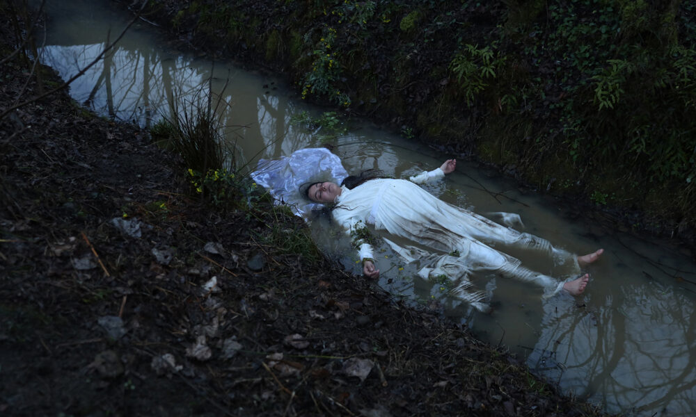 La regista e sceneggiatrice Farnoosh Samadi riceve il premio Riflessi nel Buio 2026 per il film ‘Between Dreams And Hope’ (2025).