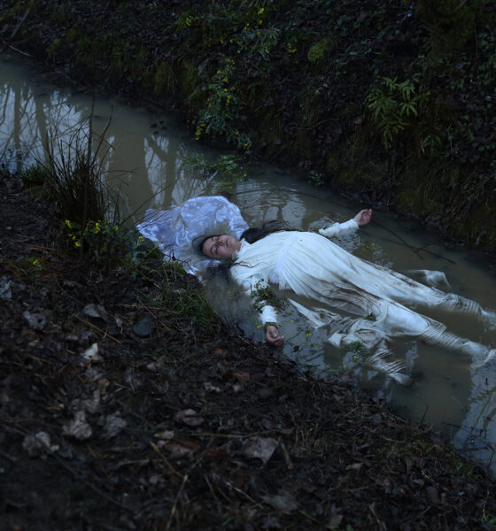 La regista e sceneggiatrice Farnoosh Samadi riceve il premio Riflessi nel Buio 2026 per il film ‘Between Dreams And Hope’ (2025).